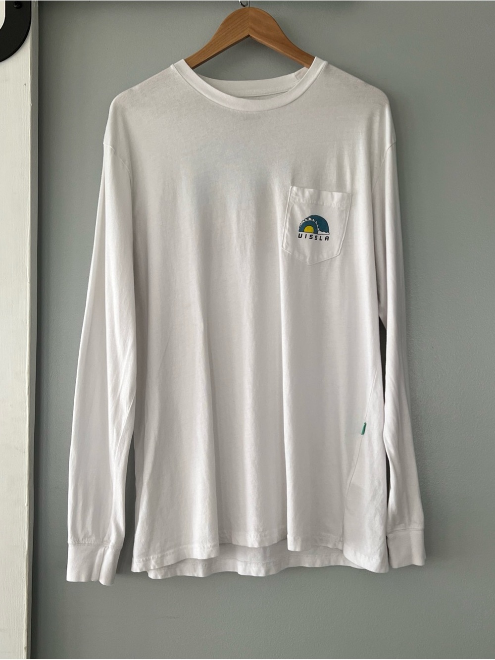 VISSLA Men's XL Long Sleeve White Tee Graphic Print On the Back Pocket Logo Surf